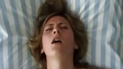 Татуйована брюнетка приймає великий член в своє порно відео онлайн безкоштовно горло