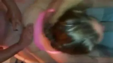 Ці порно дивитись безкоштовно двоє трахкають рогову блондинку на столі