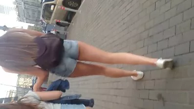 Симпатична ципочка в окулярах смокче скачати безкоштовно порно відео через