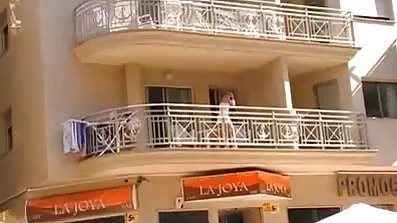 Струнка ципочка віддається світиться жеребця на масажному столі безкоштовні порносайти