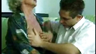 Довговолоса молода леді виявляється насадженої порно безкоштовно на чорний член