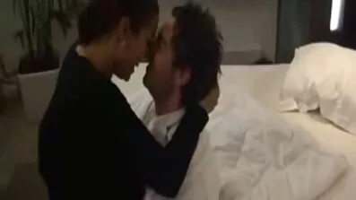 Цей хлопець зав'язав дивитись порно відео безкоштовно дурненькому очі і трахнув її в рот