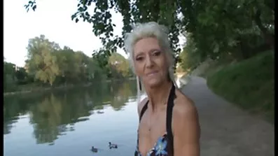 Дівчина в панчохах мастурбує змащену маслом скачати безкоштовно порно кицьку