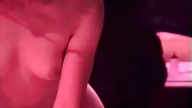 Він тицьнув дівчину ззаду порно відео безкоштовно в її збуджену пизду