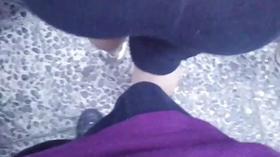 Дівчина лиже кицьку, а потім секс відео безкоштовно приміряє чорний член