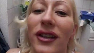 Боні секс відео безкоштовно пестить свою муфту руками і показує своє мистецтво