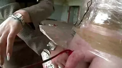 Сучка безкоштовне порно відео з задньої дірочкою скаче на члені в панчохах