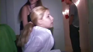 Дівчина секс відео безкоштовно онлайн в окулярах відсмоктує член своєму колезі на роботі